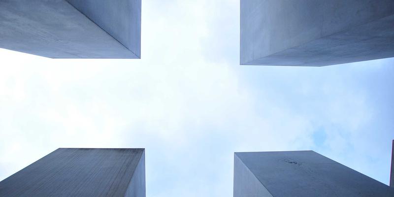 赛博朋克美学下的系统设计：构建未来都市的数字骨架